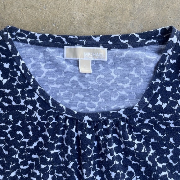 Micheal Kors blue Floral Top with Fluttered Sleeves Blue White Small - Picture 3 of 5